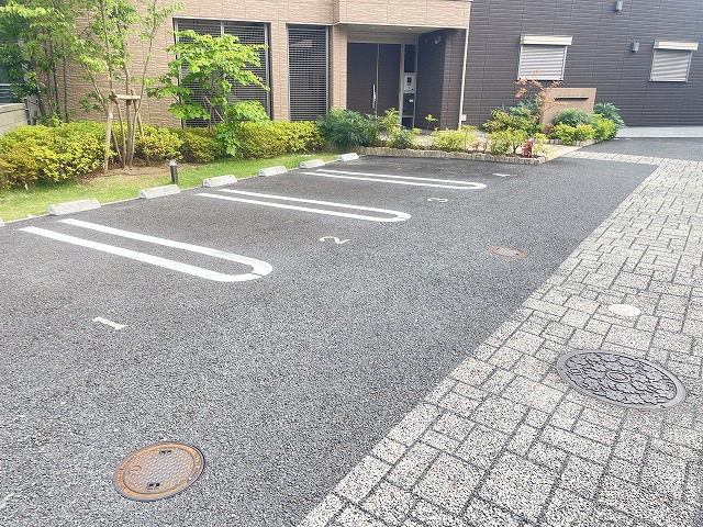 駐車場　敷地内駐車場　11，000円