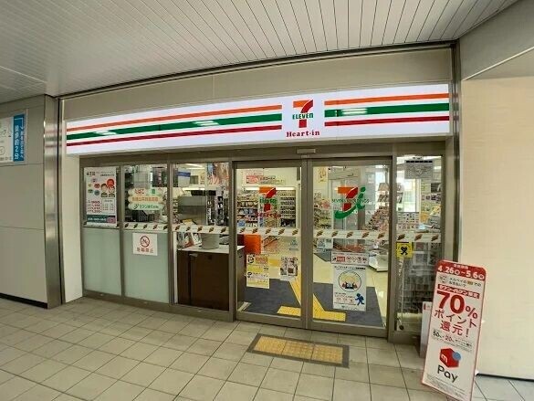 コンビニ　セブンイレブン　ハートイン　ＪＲ鴫野駅改札口店（コンビニ）まで326m