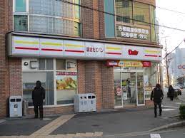 コンビニ　デイリーヤマザキ 烏丸八条口店（コンビニ）まで47m