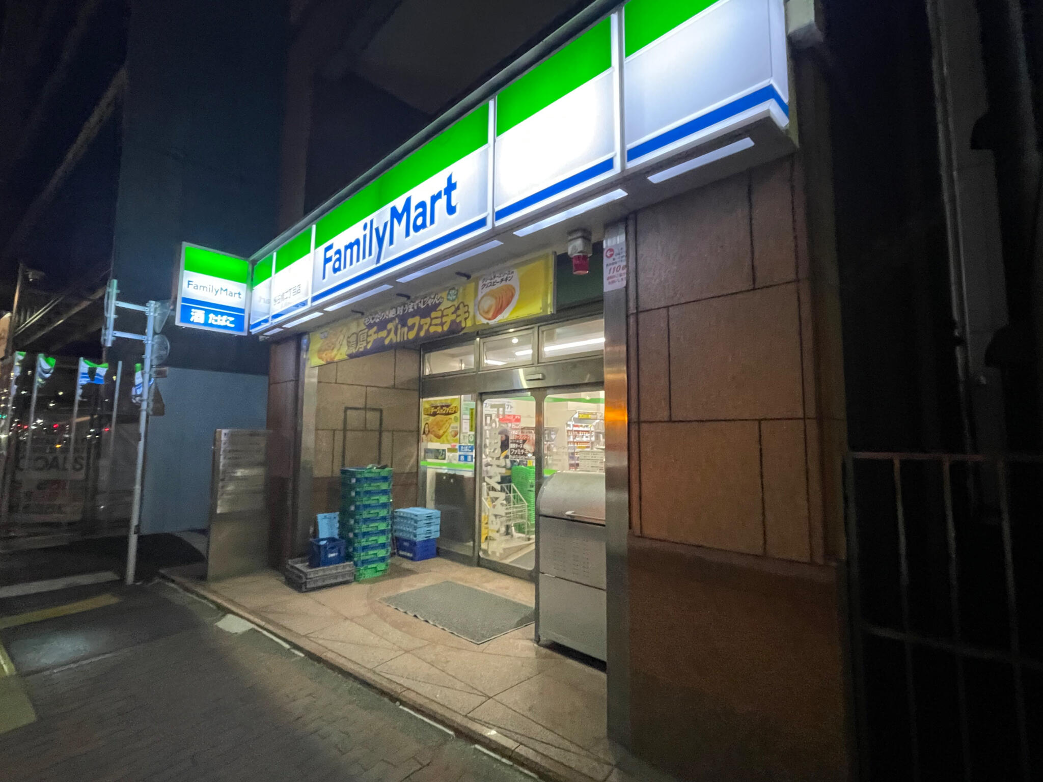 コンビニ　ファミリーマート飯田橋駅前店（コンビニ）まで113m