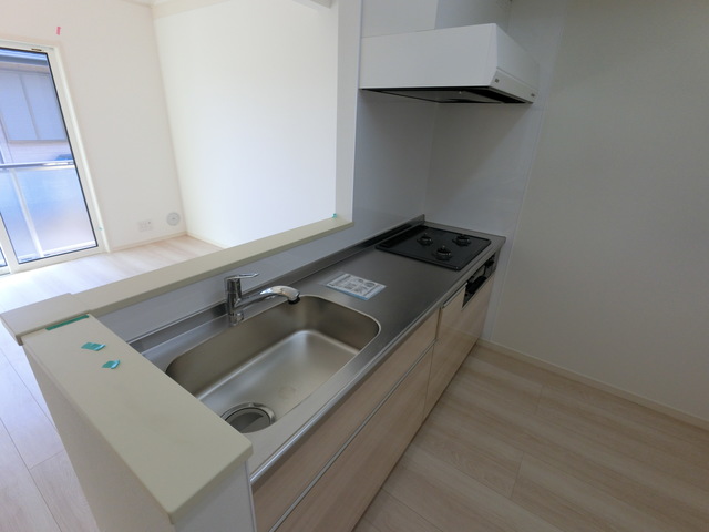 キッチン　調理のはかどる３口コンロ！便利なハンドシャワー付き