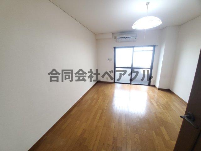 その他部屋・スペース　落ち着いた色調の寝室です