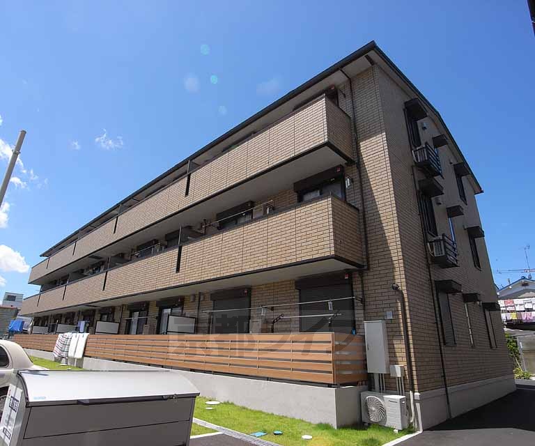 建物外観　青空に映える重厚な外観です。