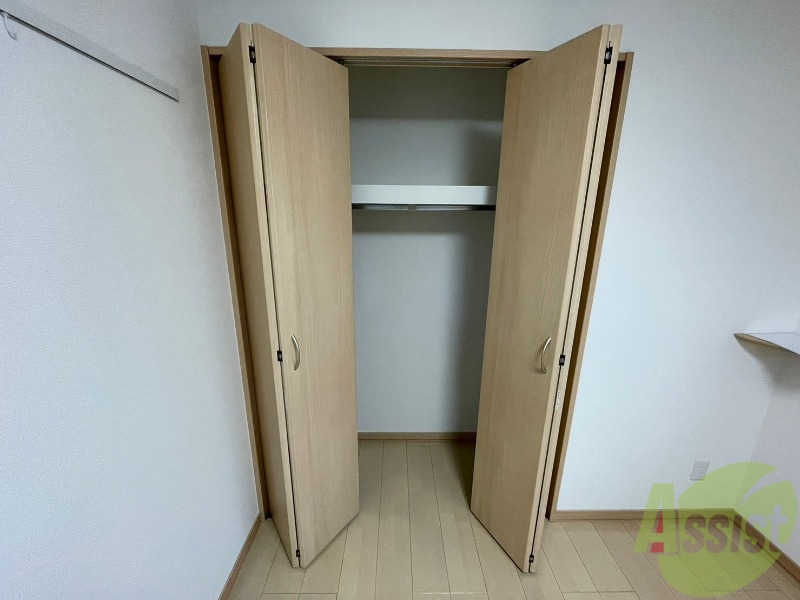 収納　こちらの収納にはハンガーをかけて服もしまえますね。
