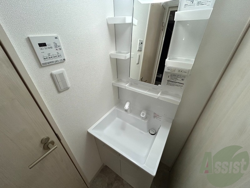 洗面設備　洗面台にはシャワーノズルがあり使いやすそうですね。