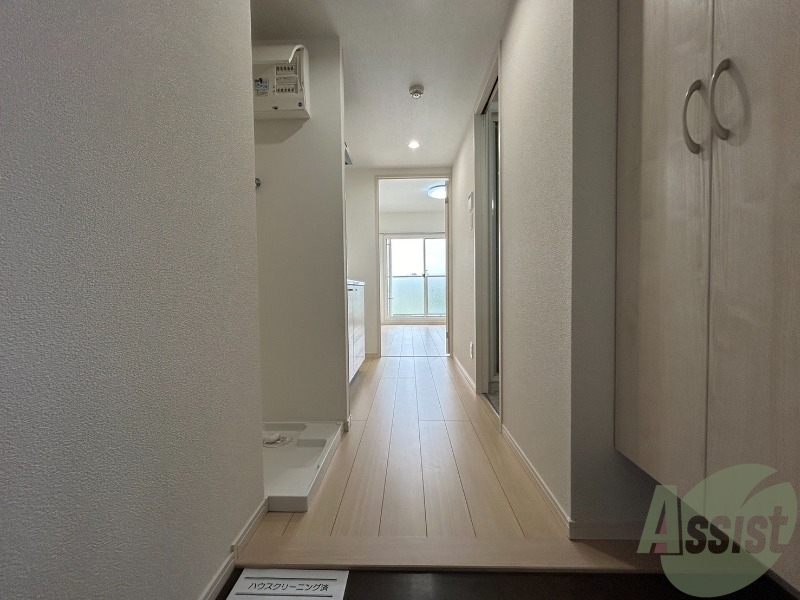 玄関　玄関からお部屋までは一直線で使いやすそうですね。