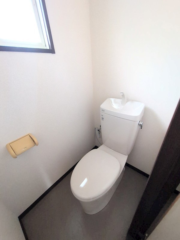 東京メトロ東西線 西葛西駅 徒歩12分 3階建 築38年のトイレ写真