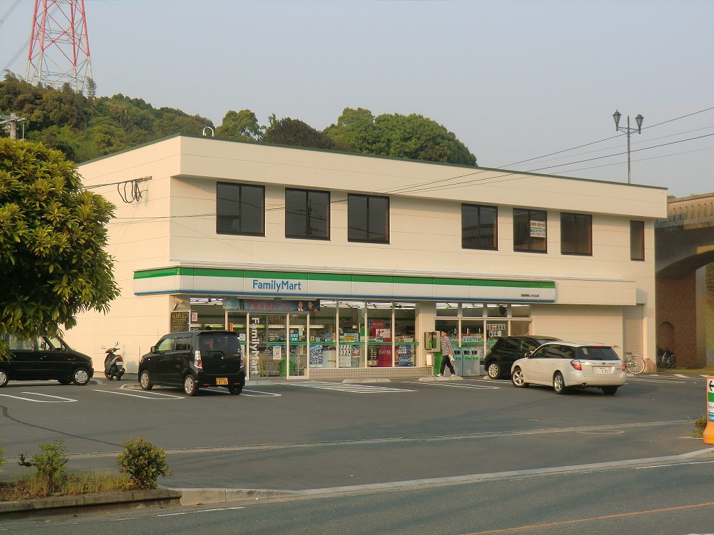 コンビニ　ファミリーマート（コンビニ）まで351m