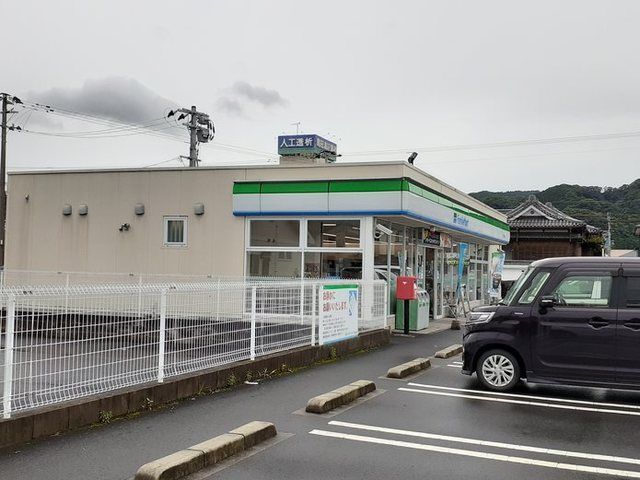 コンビニ　ファミリーマートはやと日当山店（コンビニ）まで700m