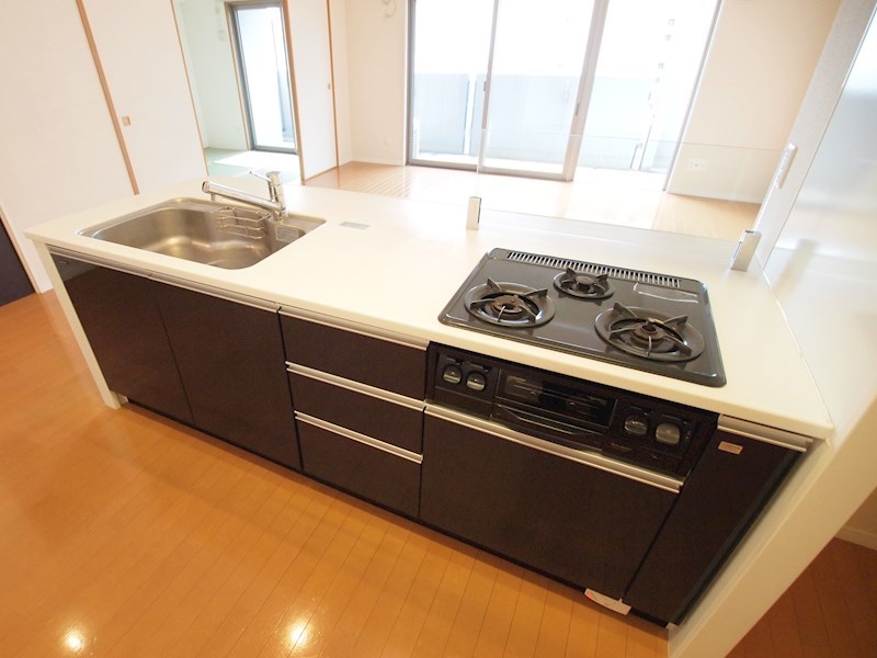 その他設備　システムキッチン。3口コンロでお料理もしやすいですね。