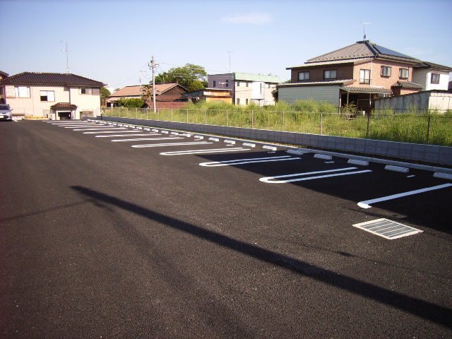 駐車場　駐車場があるので、車を買う予定の方も安心です