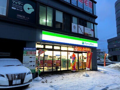 コンビニ　ファミリーマート白石バスターミナル前店（コンビニ）まで237m