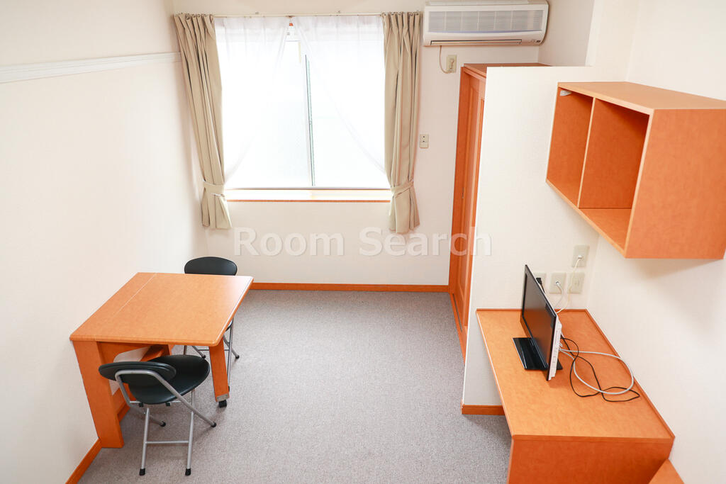 居室・リビング　カーテン、エアコン付き　机折り畳み式