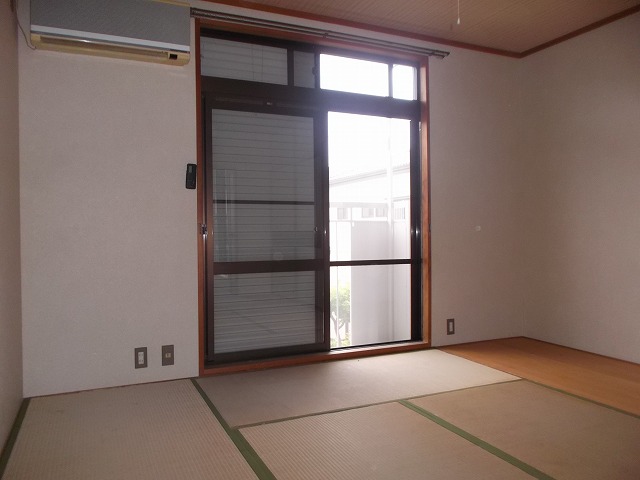 居室・リビング　現況が相違する場合は現況を優先致します。