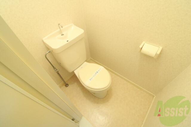 トイレ　トイレ白く輝いてます