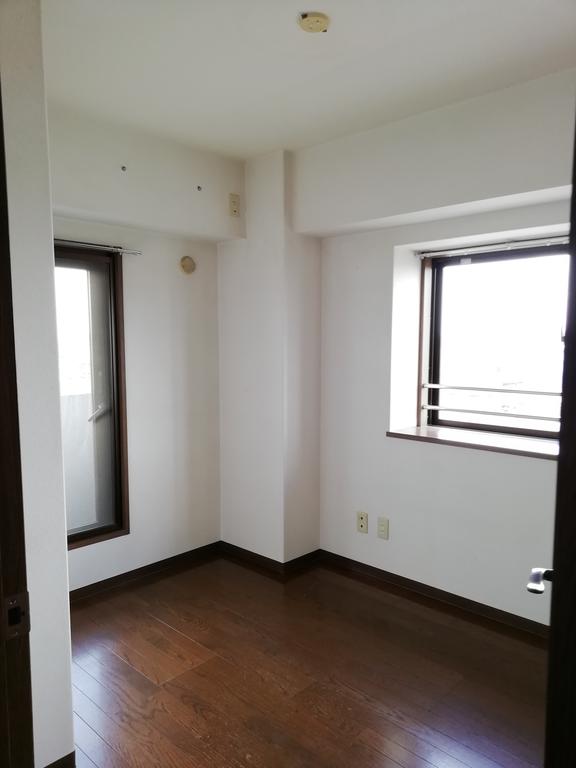 その他部屋・スペース　角部屋につき窓あり