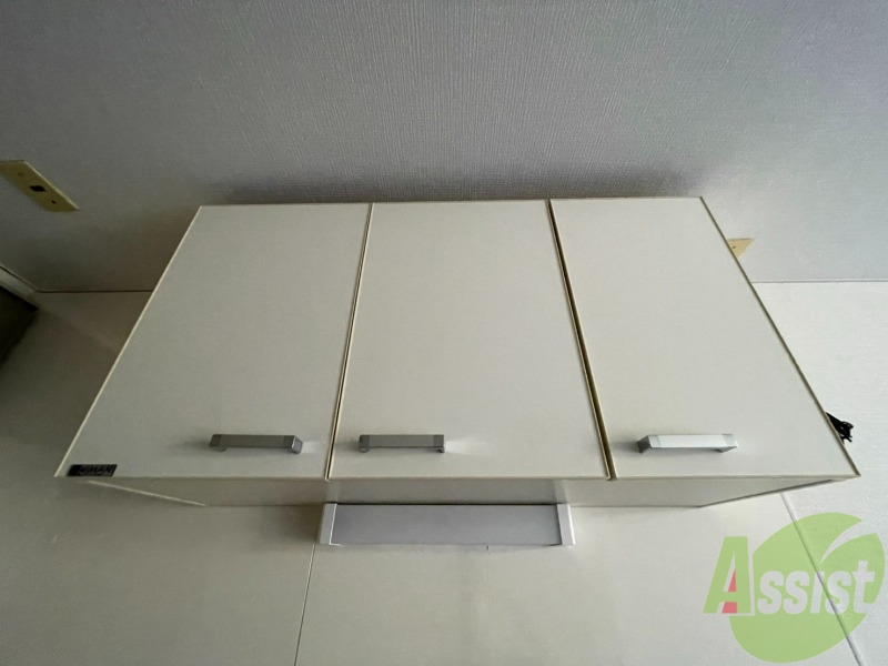 収納　キッチンの上には棚があり沢山収納できますよ～