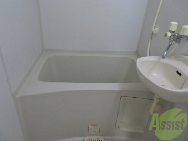 バス・シャワールーム　とても広いお風呂ですあしもゆっくり伸ばせますね