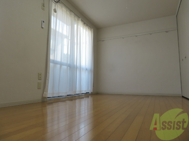 その他部屋・スペース　全面フローリングなのでベットもラクラク置けますね