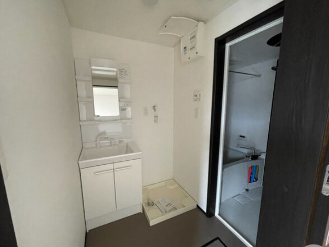 洗面設備　洗濯機置き場と洗面台