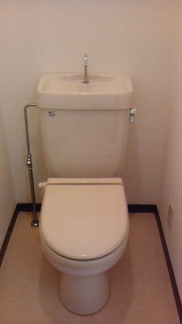 トイレ　洋式トイレ付。