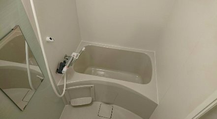 バス・シャワールーム　カラーパネルの明るいバスルーム