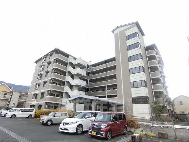 京都市伏見区醍醐鍵尾町のマンションの建物外観