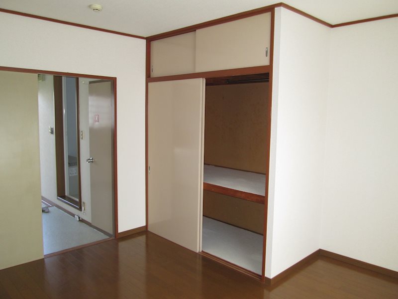 その他部屋・スペース　7帖の洋室はバルコニーに面していて明るい☆