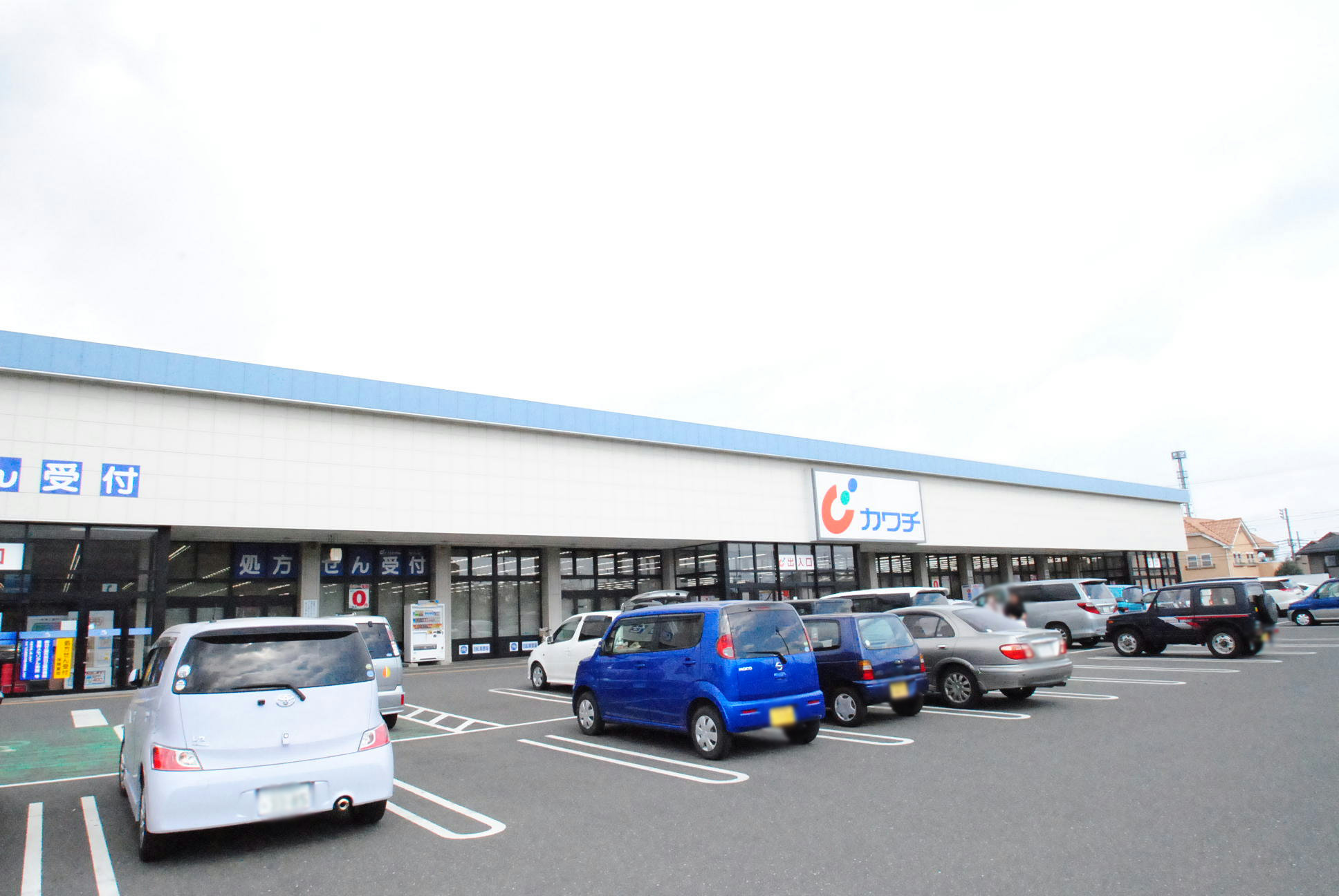 ドラックストア　カワチ薬品鮎川店（ドラッグストア）まで807m