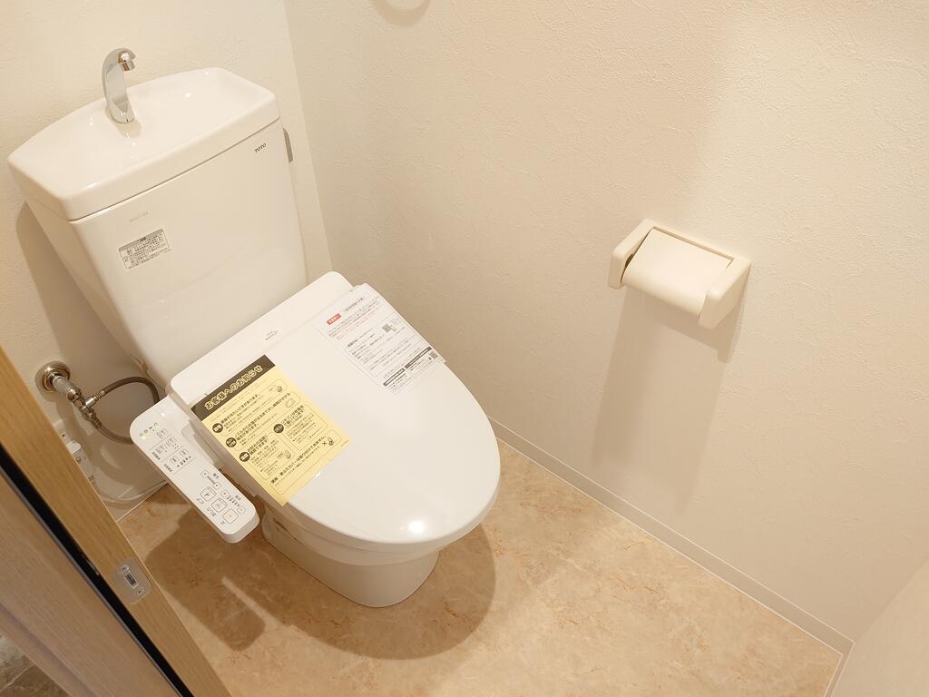 トイレ　同じ施工会社の別物件の写真。間取りが異なり参考にご覧下さい。