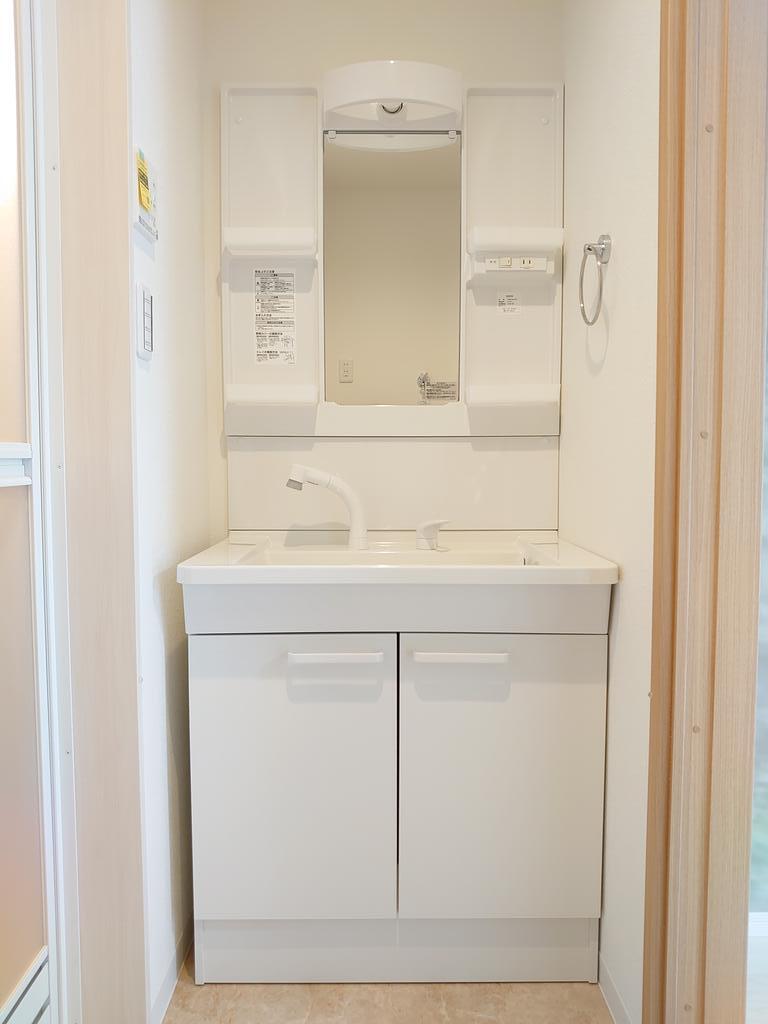 洗面設備　同じ施工会社の別物件の写真。間取りが異なり参考にご覧下さい。