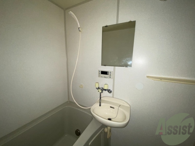 洗面設備　洗面台はバスルームの横に付いていました！