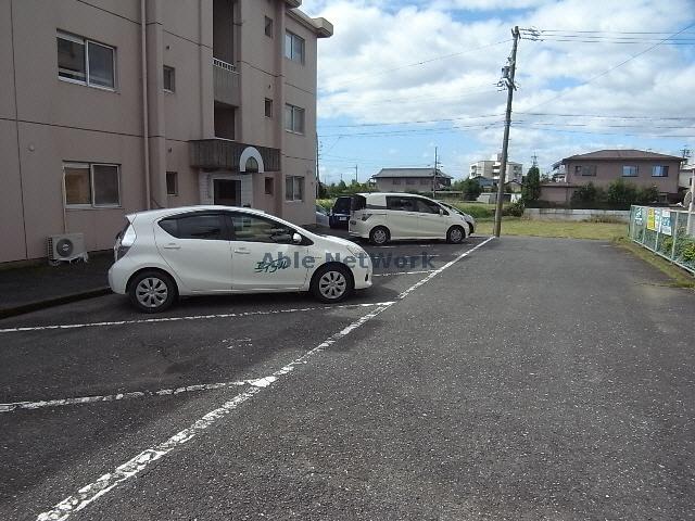 【岐阜市薮田中のマンションの駐車場】