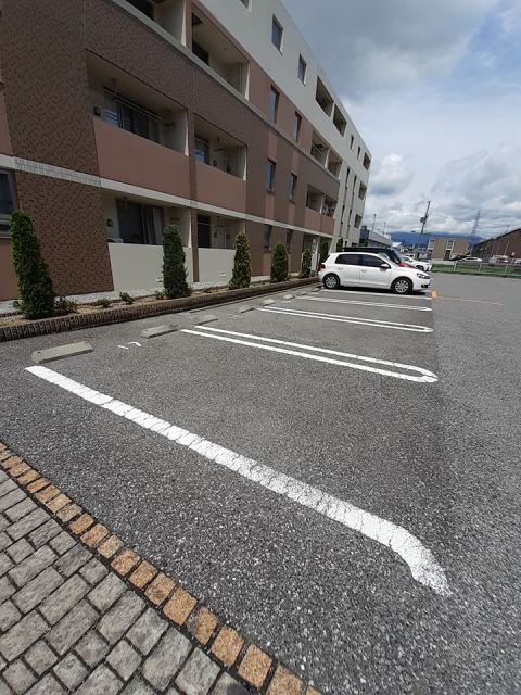 【グランド　ヒル弐番館の駐車場】