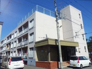 札幌市東区伏古三条のマンションの建物外観