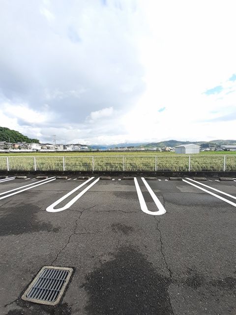 【和歌山市井戸のアパートの駐車場】