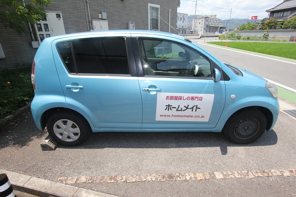 【府中市中須町のアパートの駐車場】