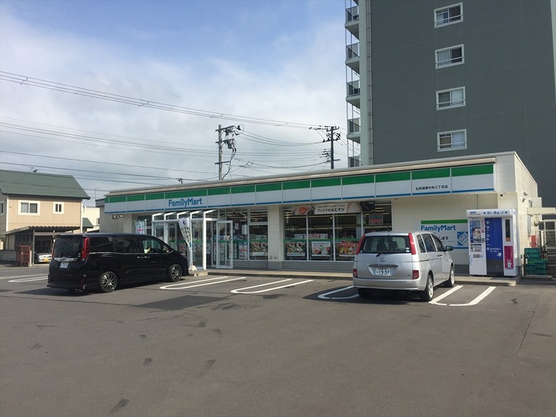 コンビニ　ファミリーマート 弘前城東中央三丁目店（コンビニ）まで372m