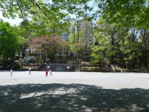 【文京区大塚のマンションの公園】