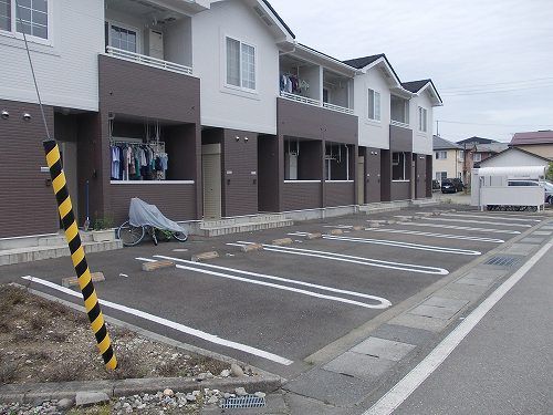 【メゾン　トゥインクルの駐車場】