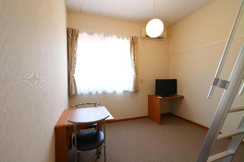 居室・リビング　ロフトタイプは天井が高いので開放的なお部屋となります。