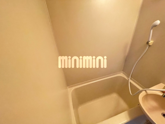 バス・シャワールーム　鏡付きで便利です。