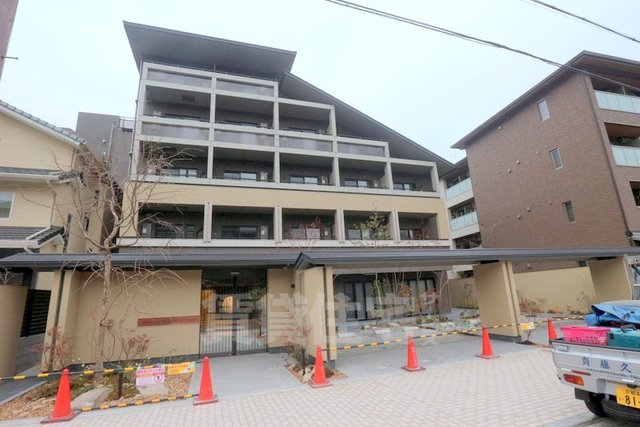 京都市左京区岡崎成勝寺町のマンションの建物外観