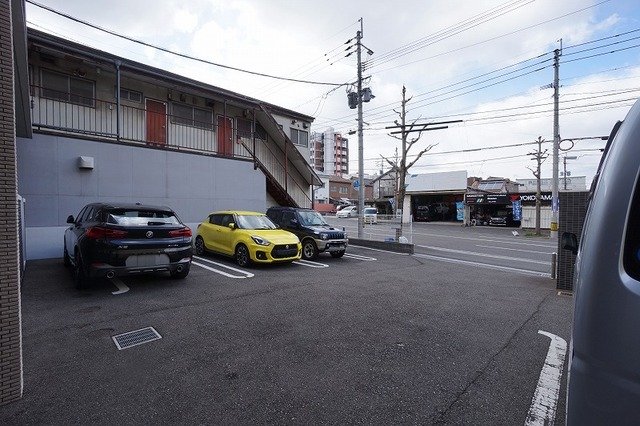 【北九州市八幡東区春の町のマンションの駐車場】