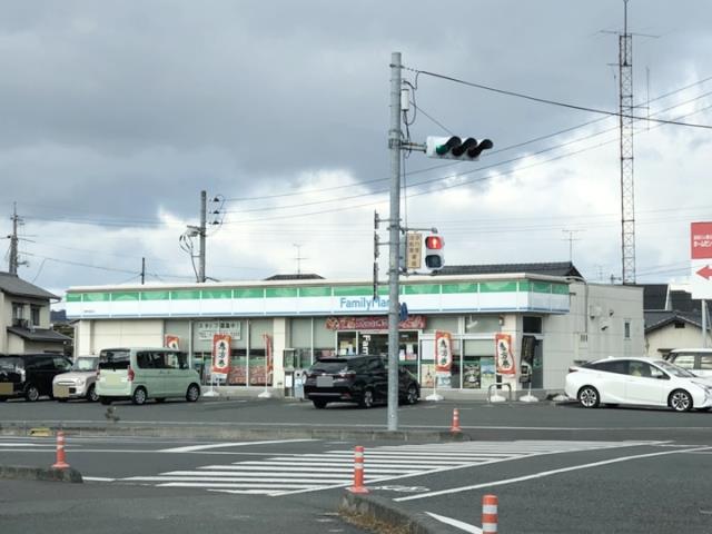 コンビニ　ファミリーマート（コンビニ）まで611m