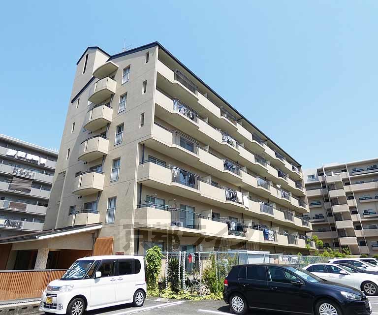 京都市右京区西京極畑田町のマンションの建物外観