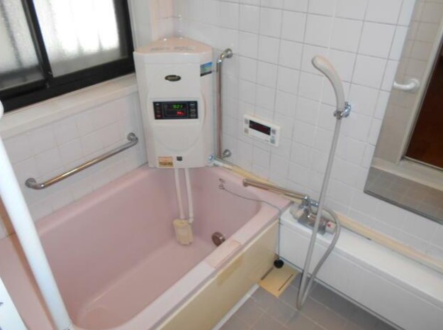 バス・シャワールーム　現在白い機械は付いておりません