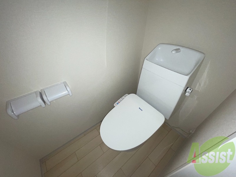 トイレ　トイレは温水洗浄便座が付いていてとても綺麗です。