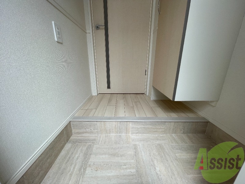 玄関　玄関からお部屋が見えないのがいいですね。