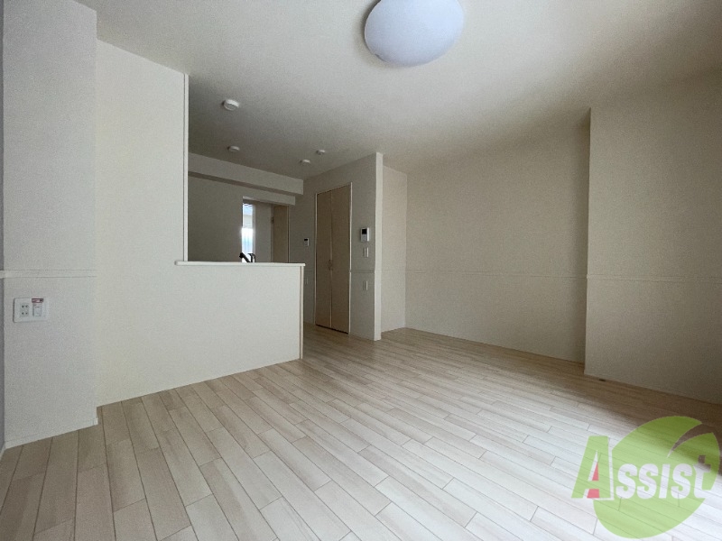 居室・リビング　１１．７帖のＬＤＫです。白で統一された綺麗なお部屋ですね。